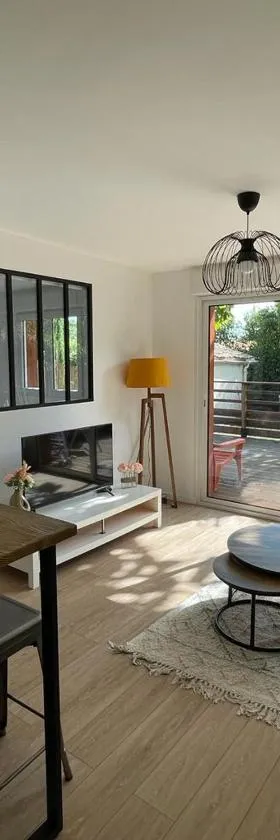 Jolie dépendance au fond du jardin，位于布吕热的酒店