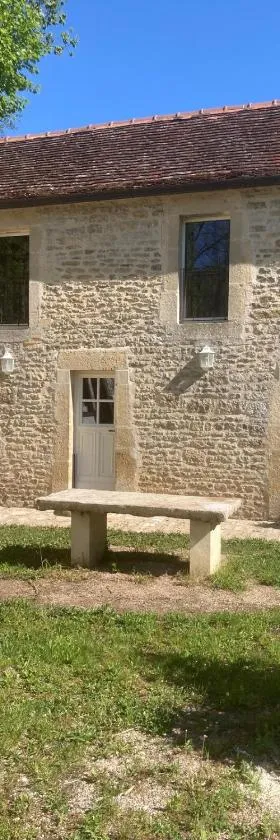 La petite Chapelle，位于LʼIsle-sur-Serein的酒店