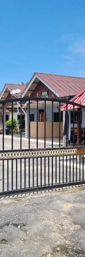Man Homestay，位于Kampong Bukit China的酒店