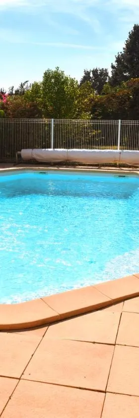 Grande Maison Familiale Premium Super Calme - Piscine - Jacuzzi - Salle de Jeux - Idéalement Située - Gd Jardin Sans aucun vis à vis，位于Sauzet的酒店