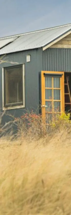 Altitude - A Tiny House Experience in a Goat Farm by Tiny Away，位于Romsey的酒店