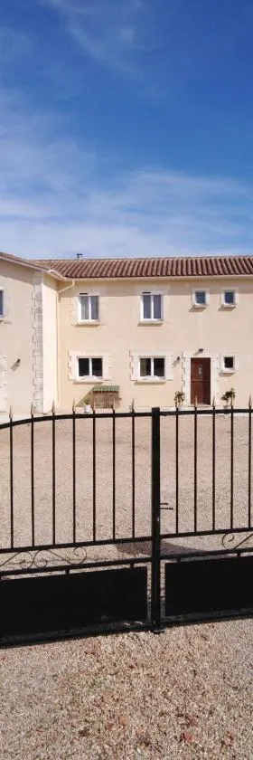 Le clos de bourdeilles chambre 3 avec wifi，位于Bourdeilles的酒店