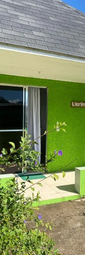 RECANTO FLORES DA MONTANHA- via fácil acesso ASFALTO, VISTA das Montanhas，位于贡萨尔维斯的酒店