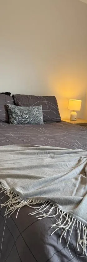 Calm, Cozy & Convenient Your Home Away from Home，位于Kalkallo的酒店