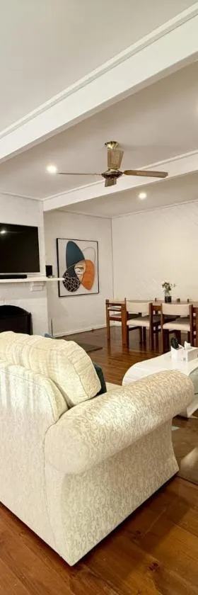 Capelink Beach House-Atop Prestigious Oliver's Hill，位于Frankston South的酒店