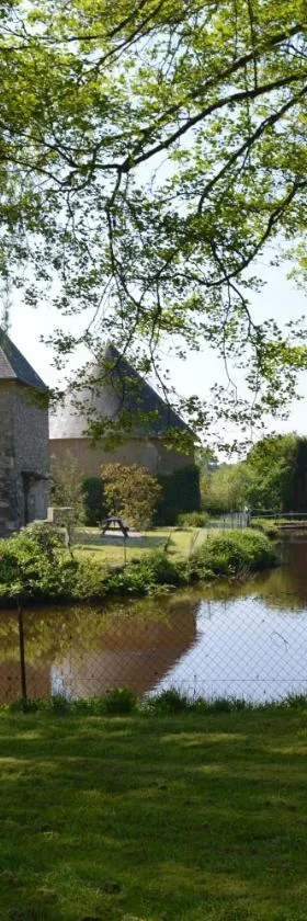 Domaine La Synchronicité - Gîte et Chambres d'Hôtes，位于Vaudrimesnil的酒店