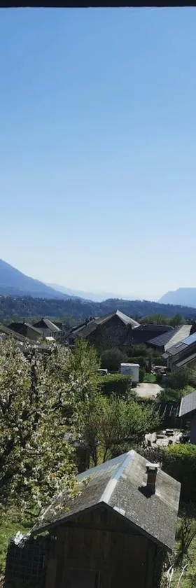Quiet apartment between sky and mountains，位于Cruet的酒店