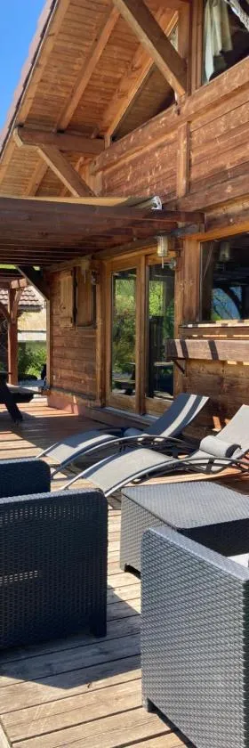 Chalet Cosy avec terrasse plein sud, 2 chambres, au cœur de la Haute-Savoie，位于Châtillon-sur-Cluses的酒店