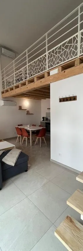 Appartement proche du lac de Vouglans，位于Charchilla的酒店