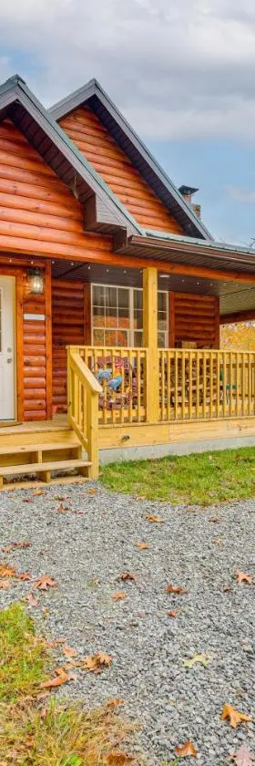 Hike and Fish Marlinton Cabin with Fire Pit and Views!，位于Marlinton的酒店
