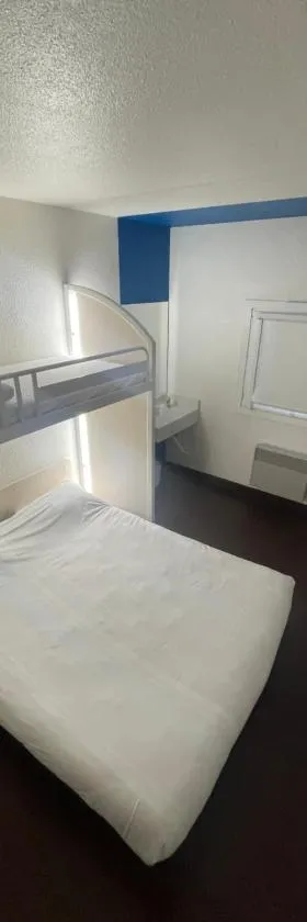 Unisotel Bollène A7 Ex-Hotel F1，位于博莱讷的酒店