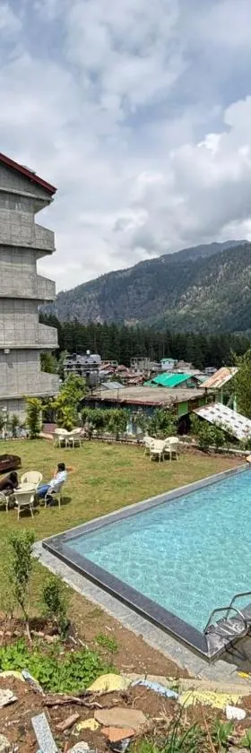 Hotel Smugglers Mountain View - central heated & air Cooled #Free Pick from Volvo Bus Stand，位于马拉里的酒店
