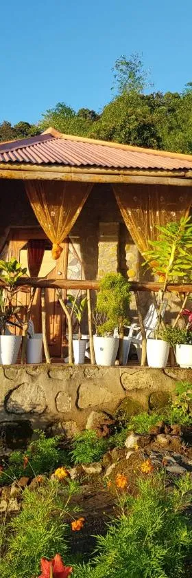 Eco Farm Romantic Stone House with STARLINK internet 700 meters above sea level，位于曼巴豪的酒店