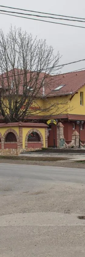 Verona Panzió，位于Döbrököz的酒店