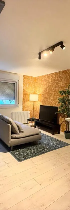 Appartement, Parking, WIFI,，位于Le Monastère的酒店