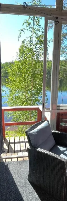 Two bedroom duplex with peaceful views，位于于韦斯屈莱的酒店