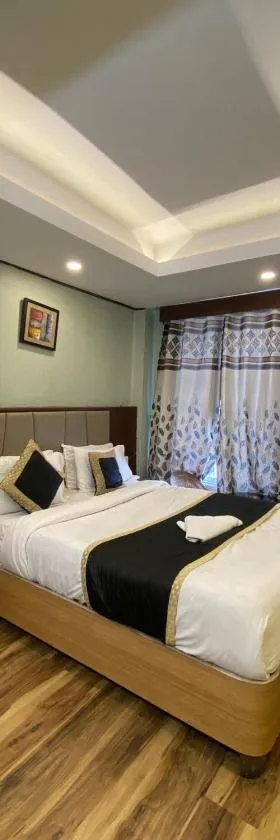 Hotel Mathura Central inn Best Selling Hotel - Free Pick up from Railway Station - Best Rated Area - Unlimited 5g Internet，位于马图拉的酒店