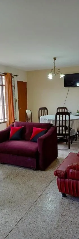 Acogedor departamento en casa zona estadio，位于科恰班巴的酒店