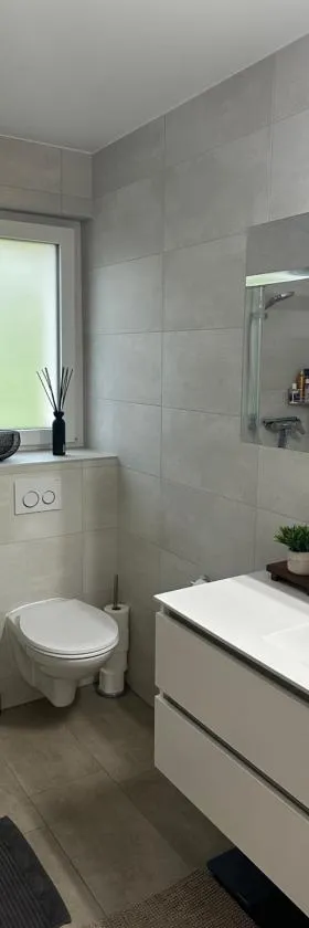 Grande chambre avec salle de bain privé，位于沙泰勒圣但尼的酒店