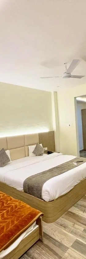 Near Mahakaal Temple Hotel # PRA-KASH ! Ujjain,Near Railway station, Fully Air conditioned Rooms Prime Location wifi- Lift and PARKING,Facilities, BEST HOTEL IN UJJAIN，位于乌贾因的酒店