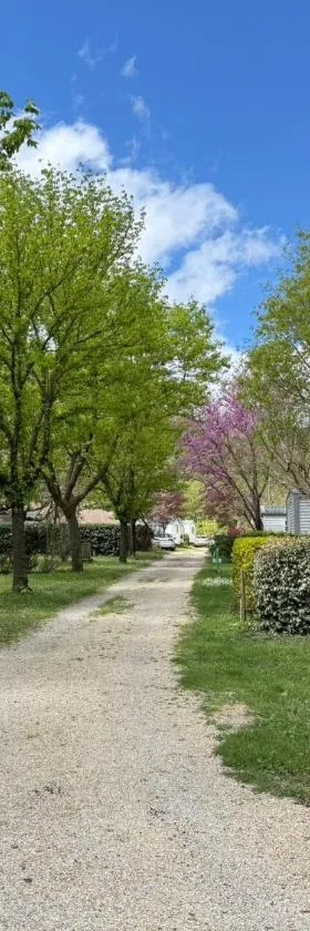 Camping Le Clocher de Neyran，位于Saint-Gervais-sur-Mare的酒店