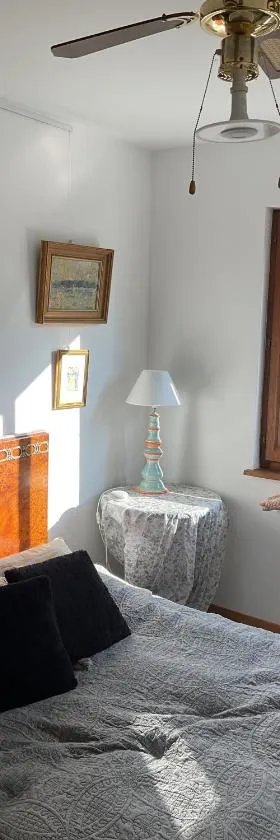 charmante chambre d'hôtes avec salon et terrasse，位于Nernier的酒店