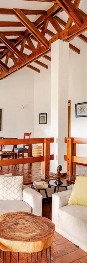 Casa en Cerritos con Piscina y 4 habitaciones，位于佩雷拉的酒店