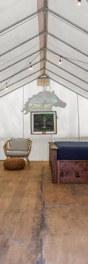 River Front Hallowed Horse Glamp Tent 2，位于Stanton的酒店