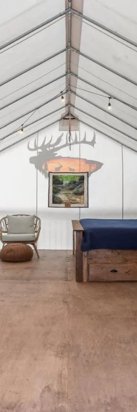 Red River Elusive Elk Glamping Tent 1，位于Stanton的酒店
