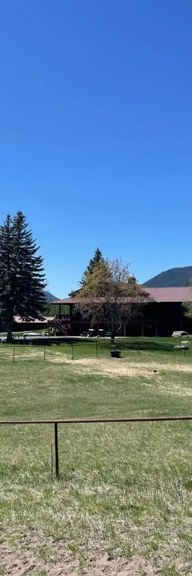 Glacier Homestead，位于Coram的酒店