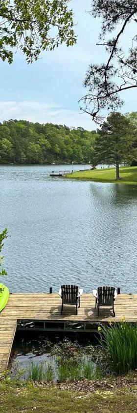 Lakefront and Trailside Escape with Private Dock and Deck，位于贝亚维斯塔的酒店