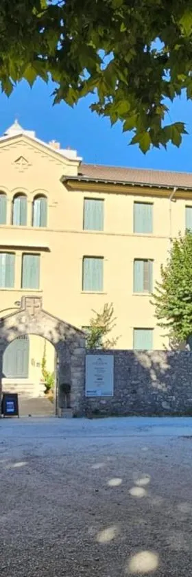 Gîte d'étape et de groupe du Clos Saint Roch，位于Viviers的酒店
