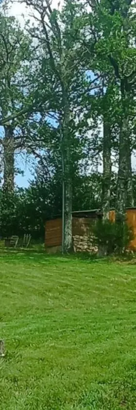 Les Chalets de La Vialette，位于Servières-le-Château的酒店