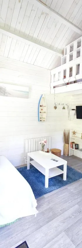 Chalet cosy, plages à pieds. Morbihan.，位于普卢伊内克的酒店