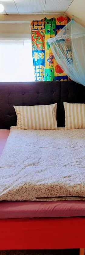 Small bedroom, outside toilet, shower kitchen, 120 m from Sandbach，位于Bräcke的酒店