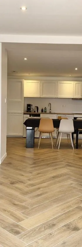 Le Zénith - 3 chambres, 3 sdb, climatisé - 8 pers max - Réservation à la chambre possible - Local à vélos，位于Lagnieu的酒店