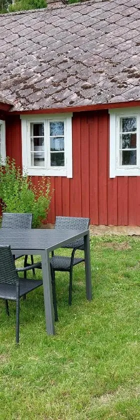 Easily accessible cabin with woodburner outside Hässleholm，位于Hörja的酒店