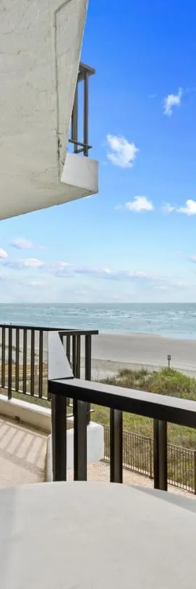 Direct Ocean Front 3BR 3BA Beach Front，位于默特尔比奇的酒店