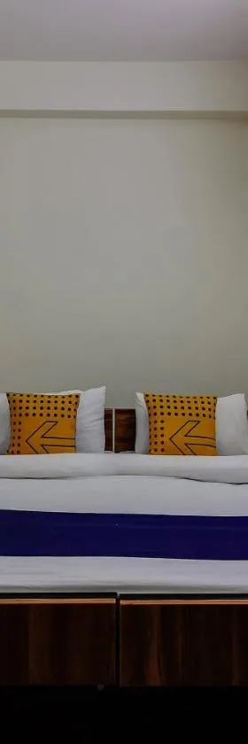 SPOT ON Hotel Chirag's，位于Pedda Ambarpet的酒店