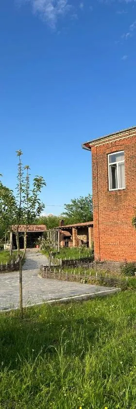 Villa Obcha - Whispering Vines Guesthouse，位于Bagdatʼi的酒店
