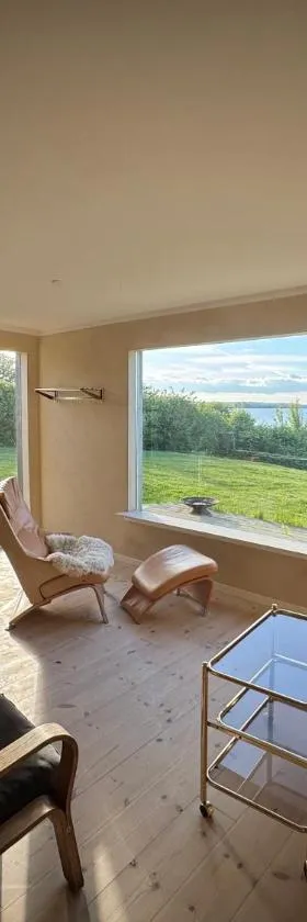 Cabin with spectactular seaview on Trelde Naes，位于腓特烈西亚的酒店