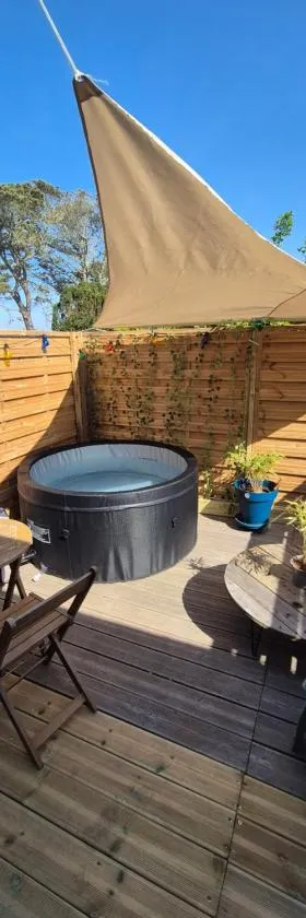 Studio le moutik du bord de mer avec SPA et sauna parking gratuit，位于Lampaul-Plouarzel的酒店