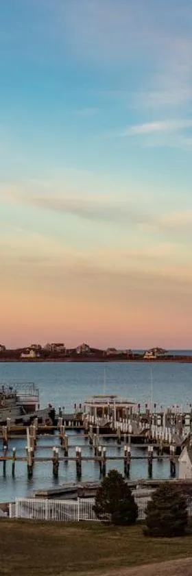 Champlin's Marina & Resort，位于新肖雷汉姆的酒店