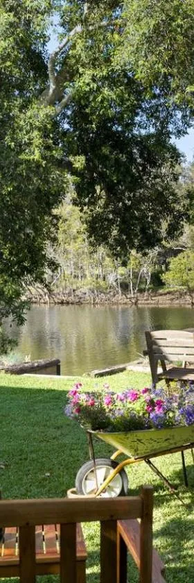 Januce - delightful river front house in Urunga，位于尤朗加的酒店