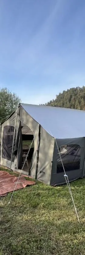 Glamping tent on the river，位于克拉马斯的酒店