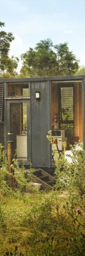 Alpaca Tiny House with Vineyard Lakeside by Tiny Away，位于Flowerdale的酒店