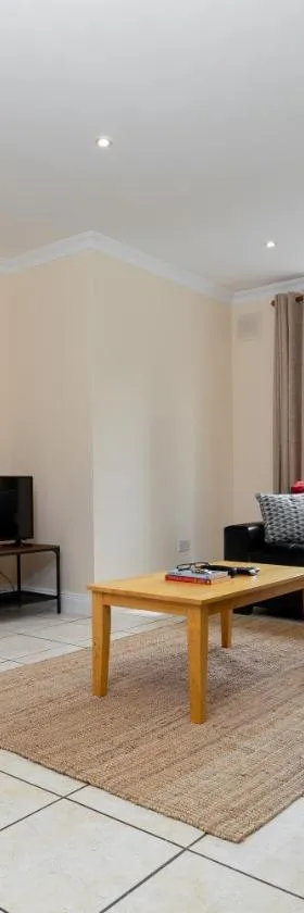 Gort Na Coiribe - Galway Lakeside Apartments，位于戈尔韦的酒店