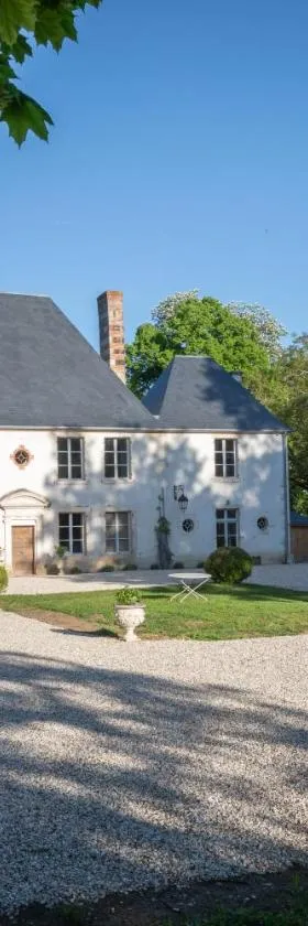 Le Château du Sollier - Charme calme et confort climatisation à 5mn du peage，位于布尔日的酒店