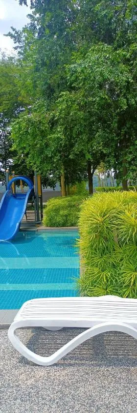 Savanna Executive Suites at Southville by D'KAY HOMES, Pool with Slide，位于甘榜龙溪的酒店