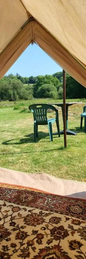 Bell tent one of three to rent fully equipped private equipped kitchen tents too，位于Saint-Michel-de-Montjoie的酒店